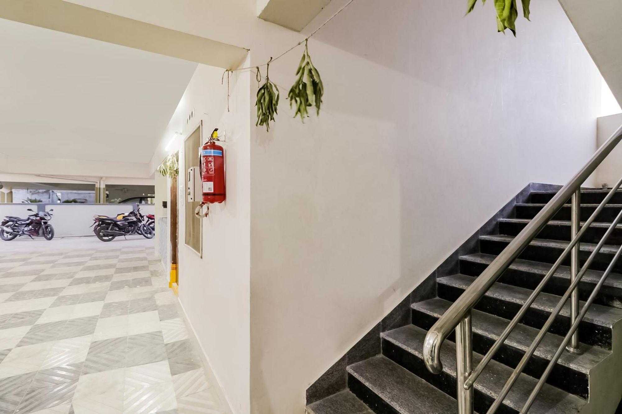 Hotel Oyo Victory Grand Tadepalle Exterior foto