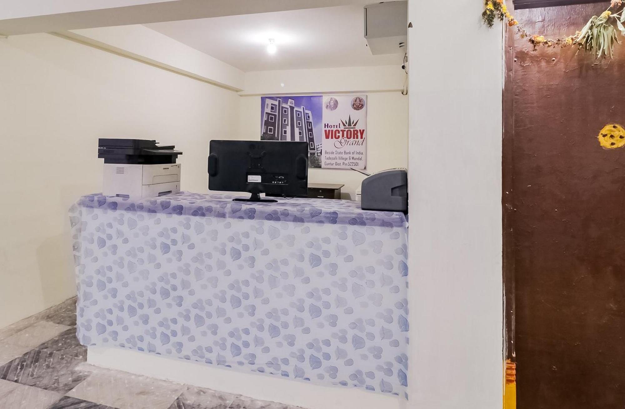 Hotel Oyo Victory Grand Tadepalle Exterior foto